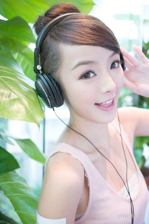 Hotgirl dễ thương bên tai nghe cao cấp