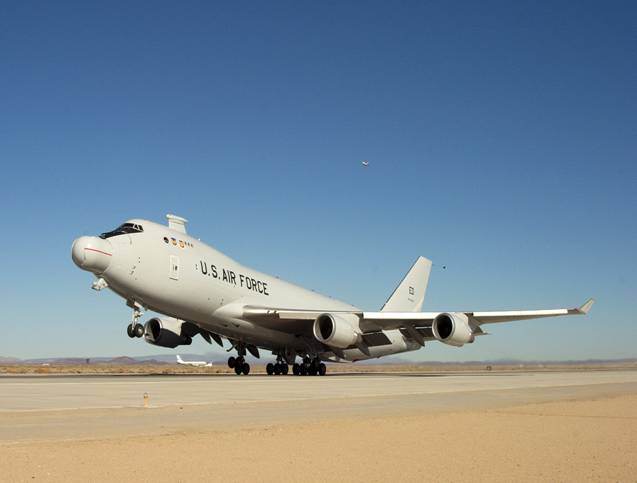 Mỗi máy bay Boeing 747-400F có thể mang đủ nhiên liệu phục vụ cho 20 phát bắn năng lượng cao để chống lại các tên lửa của đối phương.