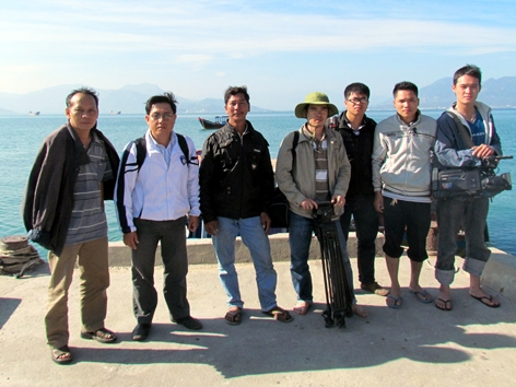 Nhóm phóng viên và anh Nguyễn Văn Dô (thứ ba từ trái sang) sau chuyến săn ảnh tàu ngầm Hà Nội chiều 3/1