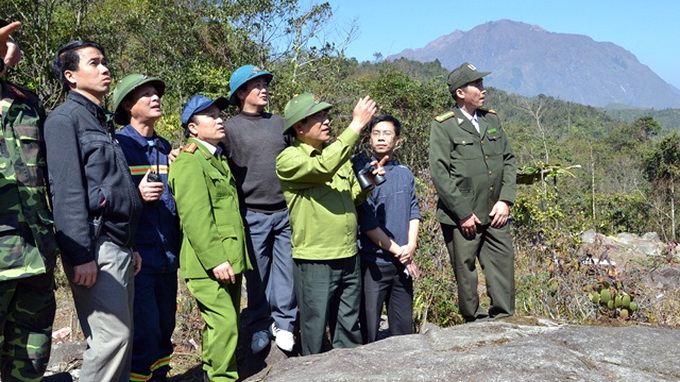 Ông Doãn Văn Hưởng - Chủ tịch UBND tỉnh Lào Cai (người giơ tay) có mặt tại hiện trường chỉ đạo công tác dập lửa - Ảnh: HỒNG THẢO