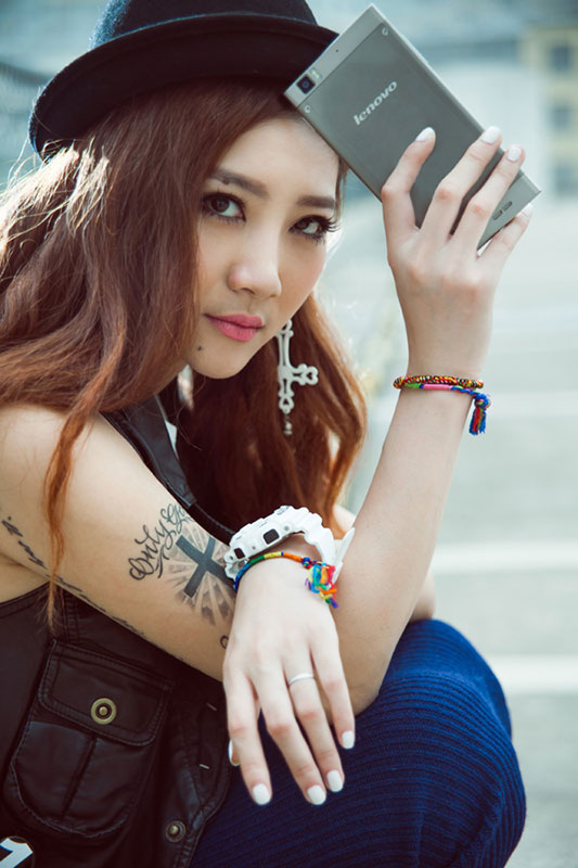 Hotgirl xinh đẹp, cá tính bên Lenovo K900