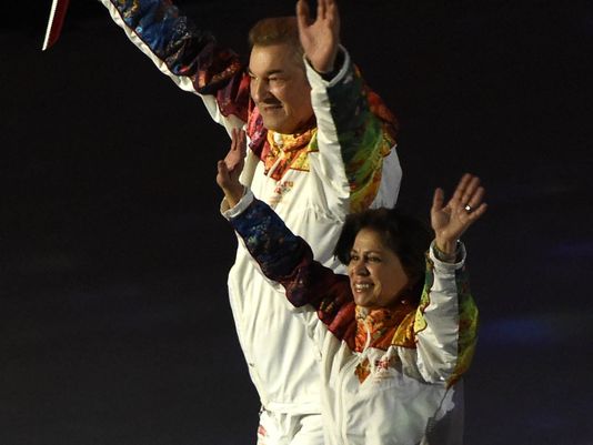 Bà Irina Rodnina thắp đuốc Olympic cùng huyền thoại khúc côn cầu Vladislav Tretyak. Ảnh: USA TODAY