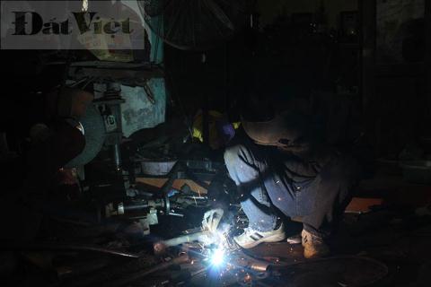 Anh Nguyễn Văn Thắng chỉ là một người thợ sửa xe bình thường, thêm việc chế xe máy cho người khuyết tật