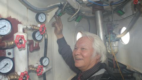 Tiến sĩ Nguyễn Văn Khải tham quan tàu ngầm Trường Sa