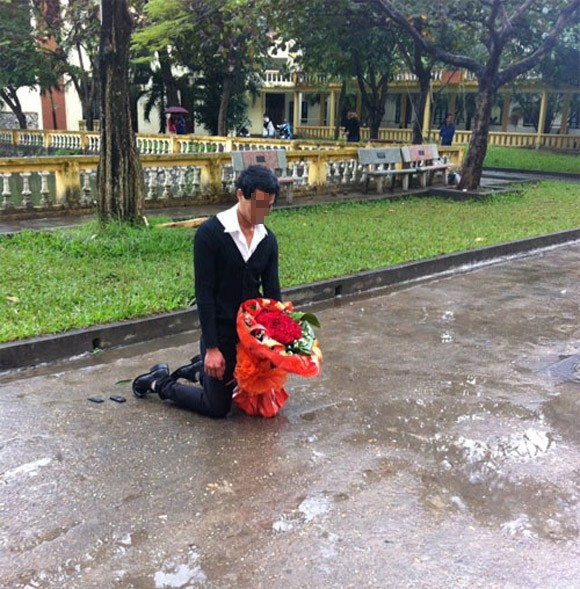
	Hình ảnh nam sinh quỳ gối dưới mưa khiến nhiều người bức xúc.