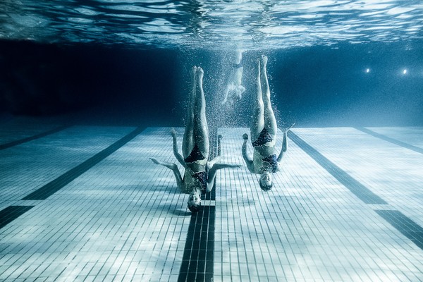 Xem người xếp hình dưới bể bơi trong chùm ảnh dưới nước 1