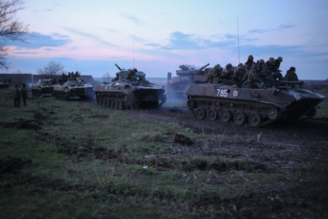 Các phương tiện quân sự Ukraine đang được tập kết tới tỉnh Donetsk. Ảnh: Itar-Tass
