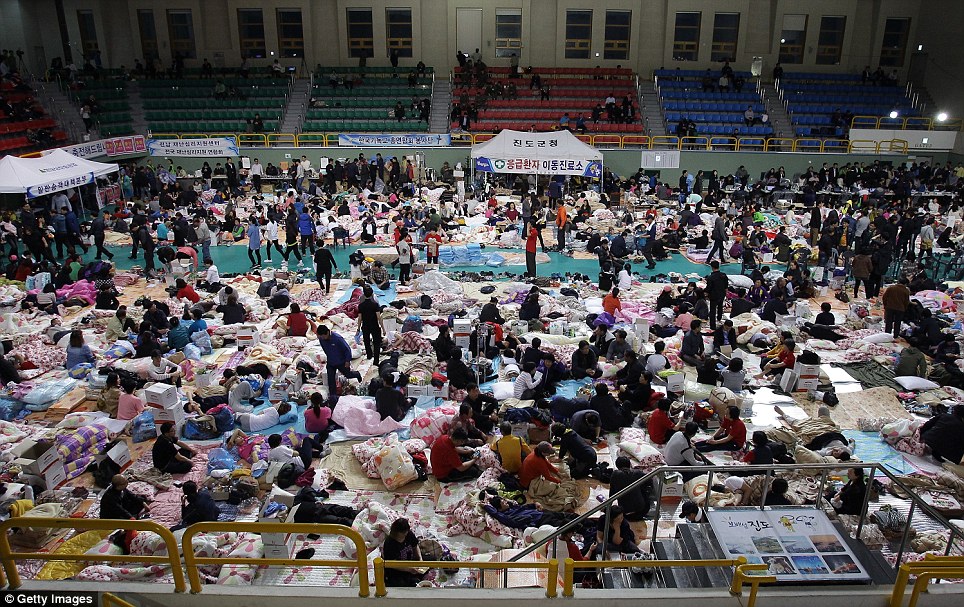 Đông đúc: Hàng trăm của các thành viên gia đình ở lại trong phòng tập thể dục qua đêm, chờ đợi tin tức từ hiện trường vụ đắm tàu