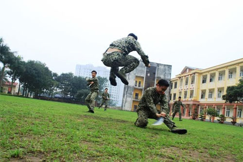 Tránh một đường đao của địch