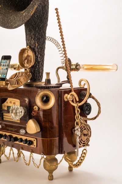 Đối với những người yêu thích đồ cổ, hay ít nhất là những vật dụng có kiểu dáng giả cổ, thì Steampunk Gramophone chính là một sự chọn lựa tuyệt vời đi kèm với chiếc iPhone hay điện thoại Android của bạn.