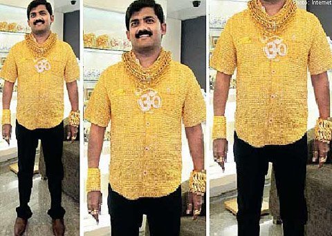  	Samrat Moze mặc chiếc áo bằng vàng ròng nặng 8,5kg cùng với các vòng tay, vòng cổ, nhẫn bằng vàng ròng.