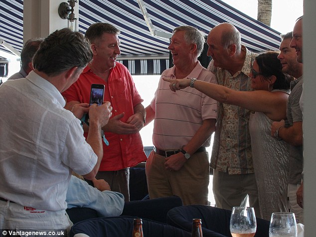  	Sir Alex Ferguson vô cùng vui vẻ khi đi nghỉ tại Barbados