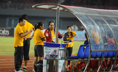  	Ông Phan Anh Tú (áo đỏ) trong vai trò trưởng đoàn bóng đá nữ Việt Nam