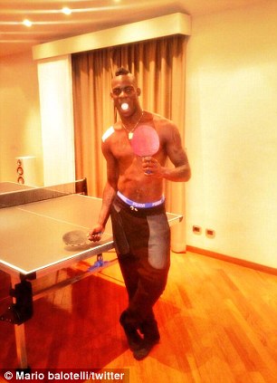 Balotelli luôn bày trò nghịch ngợm