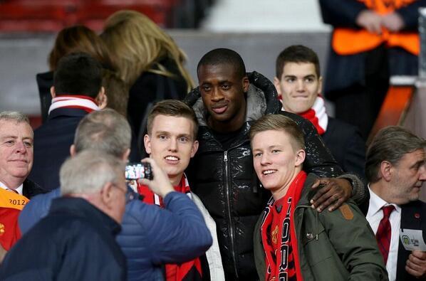 Yaya Toure tới cổ vũ và chụp ảnh cùng fan Man United