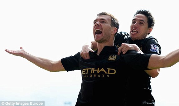 Edin Dzeko mở tỷ số cho đội khách