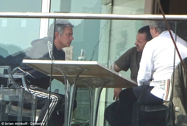 Mourinho bàn việc quan trọng với các thân tín