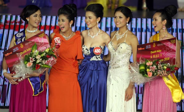 Những biểu cảm ngỡ ngàng và hạnh phúc của Ngọc Hân khi được xướng tên là Hoa hậu Việt Nam 2012