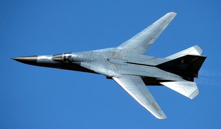 Cánh cụp cánh xòe cho phép F-111 bay từ tốc độ cận âm ở độ cao sát mực nước biển tới Mach 2 ở độ cao lớn. Cánh biến đổi từ góc 160(xòe) lên tới 72,50 (cụp)