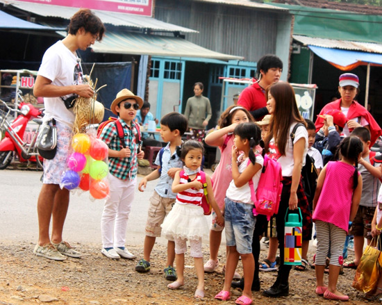 Trong chương trình truyền hình mang tên Lớp học gà con, tiểu Psy nhí- Min Woo có cơ hội được trở về quê ngoại Việt Nam