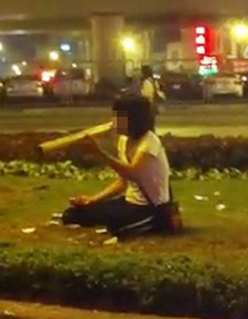 Hình ảnh một teen girl vô tư hút 10 điếu thuốc lào ở Ngã Tư Sở, Hà Nội khiến nhiều người thảng thốt