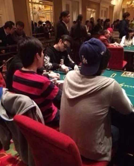 Nam ca sỹ Uông Phong chăm chú chơi poker.