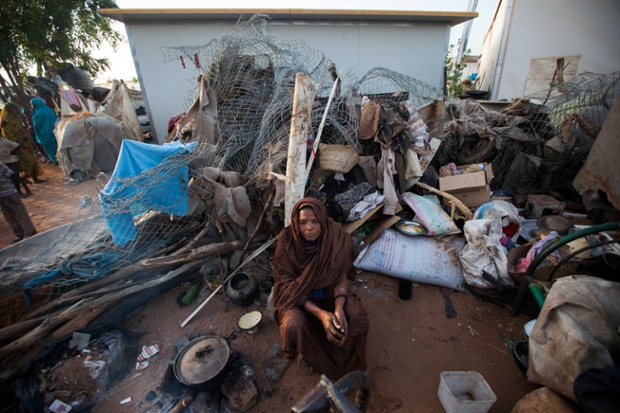 Một phụ nữ vô gia cư ngồi trong trại tị nạn của Liên Hợp Quốc ở Khor Abeche, nam Darfur.