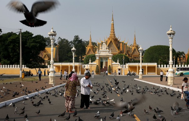 Cổng chính dẫn vảo bên trong Cung điện.