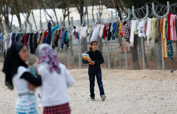 Bé gái tị nạn người Syria đi bộ tới trường tại một trại tị nạn ở Nizip gần biên giới Syria-Thổ Nhĩ Kỳ.