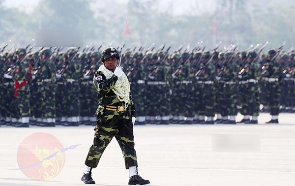 Một sĩ quan quân đội Myanmar đang thực hiện nghi thức cùng với một thanh kiếm.