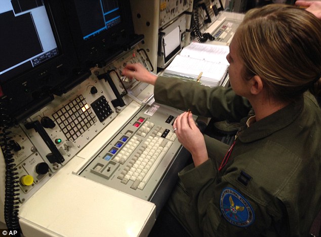 Đại úy Lauren Choate đang làm việc tại bảng điều khiển của một thiết bị mô phỏng phóng tên lửa được sử dụng để huấn luyện tại căn cứ không quân F.E. Warren