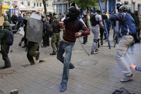 Những người biểu tỉnh ủng hộ Nga ném đá vào những người ủng hộ chính phủ Kiev trong cuộc đụng độ ở Odessa, Ukraine.