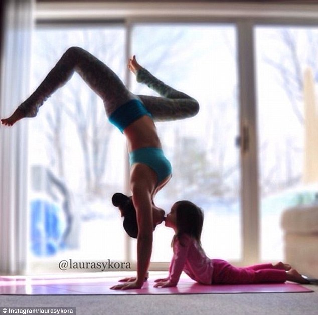 Niêm phong bằng một nụ hôn: Yoga hướng dẫn Laura Kasperzak đã giảng dạy hai con, trong đó có bốn tuổi Mini (ảnh), tư thế mới