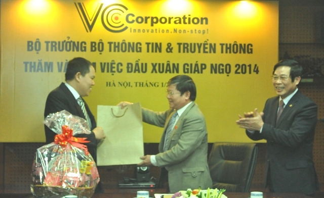 Ông Lê Như Tiến tặng quà lưu niệm cho lãnh đạo VCCorp (Ảnh: Tuấn Nam)