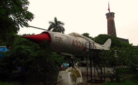 Và chiếc MiG-21 số hiệu 4324 (do nhiều phi công Việt Nam lái) bắn hạ tổng cộng 14 máy bay Mỹ tại Bảo tang lịch sử quân sự Việt Nam. 