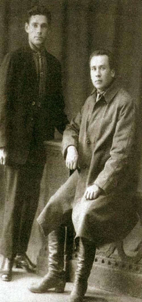 M.Koshkin (bên phải) tại Viatk. Những năm 1930 