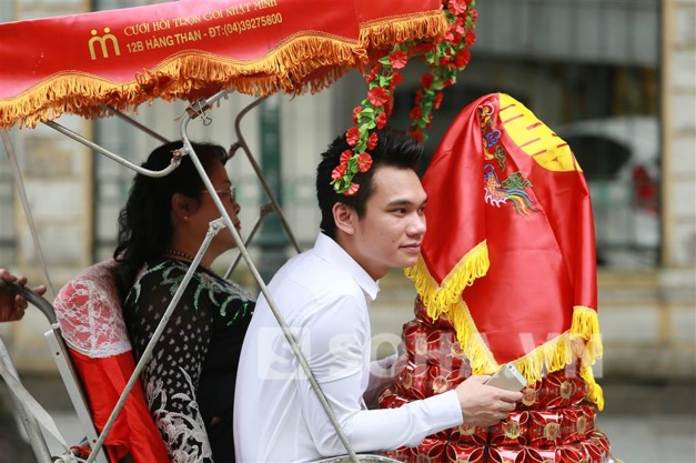 Lễ ăn hỏi của Tuấn Hưng xuất hiện khá nhiều nhân vật của làng giải trí. Bên phía nhà trai, ca sĩ Khắc Việt vui vẻ diện sơ mi trắng, cà-vạt đỏ bưng lễ giúp Tuấn Hưng. Phía nhà gái, hot girl Hạnh Sino cũng góp mặt với vai trò phụ dâu đỡ lễ.