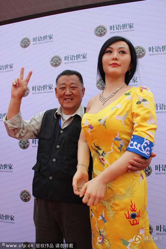 Người hâm mộ vui mừng được chụp chung với một trong Tứ đại mỹ nhân của Hoa ngữ.