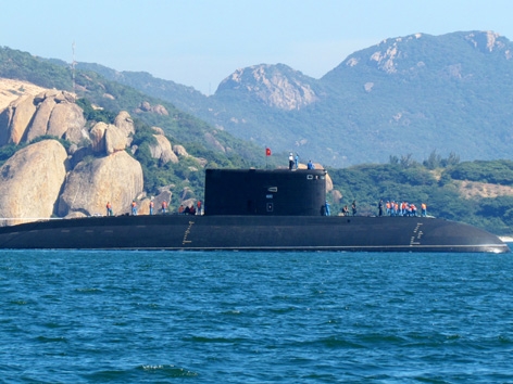 Tàu ngầm được lai dắt vào Quân cảng Cam Ranh. Ảnh: Nguyễn Đình Quân