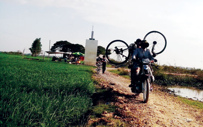 Chở xe đạp lậu từ chợ gò Tà Mâu (xã Pund Xang, huyện Praychusa, tỉnh Tà Keo, Campuchia) qua biên giới vào xã Vĩnh Nguơn (TP Châu Đốc)