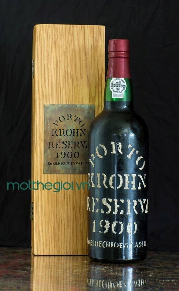 Một trong những chai rượu vang quý hiếm niên đại 1900 của Bồ Đào Nha mà gia đình bà Thủy Tiên sở hữu.