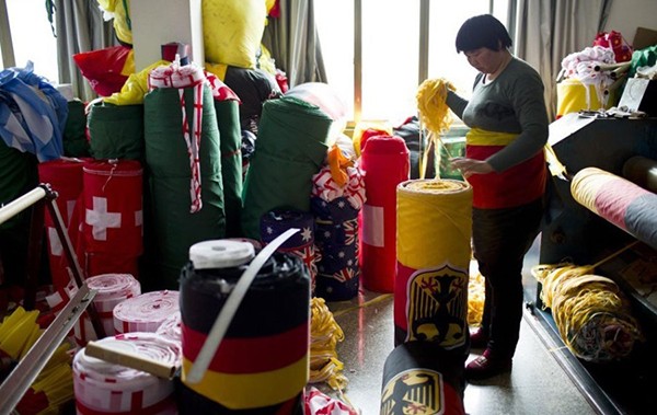 Trung Quốc bận rộn sản xuất cờ, linh vật cho World Cup 2014 4