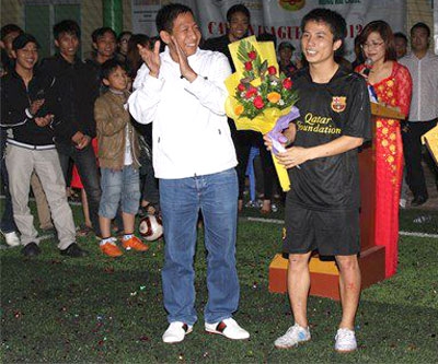 
	Tài năng trẻ của bóng đá Hải Phòng - Nguyễn Văn Đông uống thuốc diệt cỏ là một trong những chuyện đáng buồn nhất của bóng đá Việt năm 2013.
