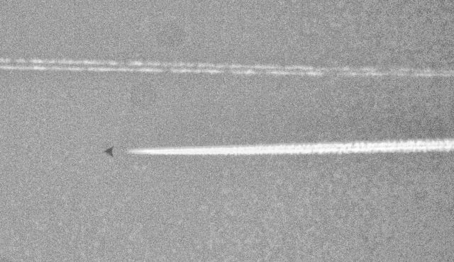 Hình ảnh chiếc máy bay bí ẩn trên bầu trời Texas. Ảnh do Steve Douglass và Dean Muskett chụp lại