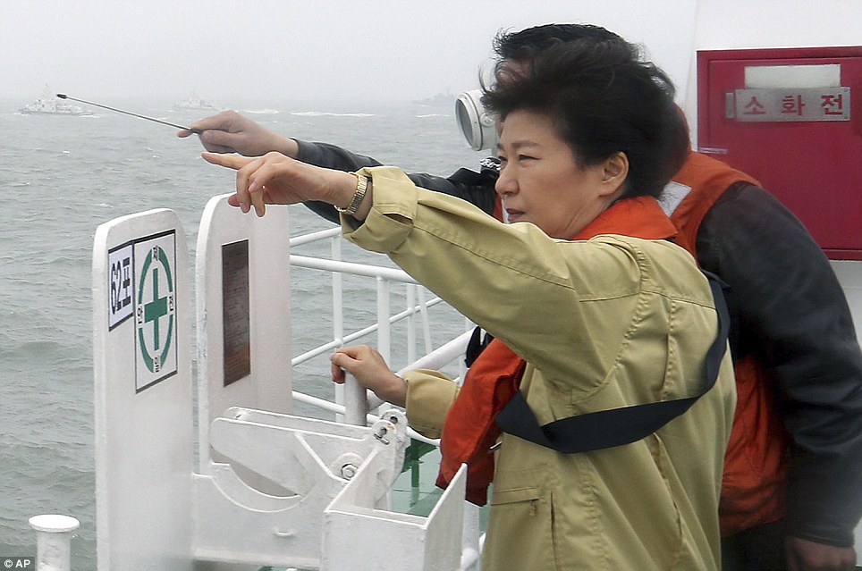 Tham gia tìm kiếm: Tổng thống Hàn Quốc Park Geun-hye nhìn vào các trang web nơi mà các Sewol chìm từ trên một con tàu Cảnh sát biển