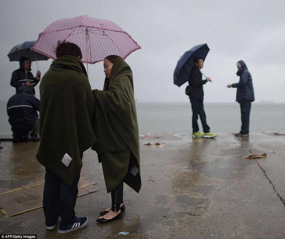 Bao-up: Mọi người đứng chờ trên bến tàu tại đảo Jindo nơi trú ẩn từ các điều kiện khủng khiếp đã bao vây các hoạt động tìm kiếm