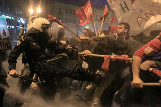Người biểu tình đụng độ với cảnh sát ở Athens, Hy Lạp.