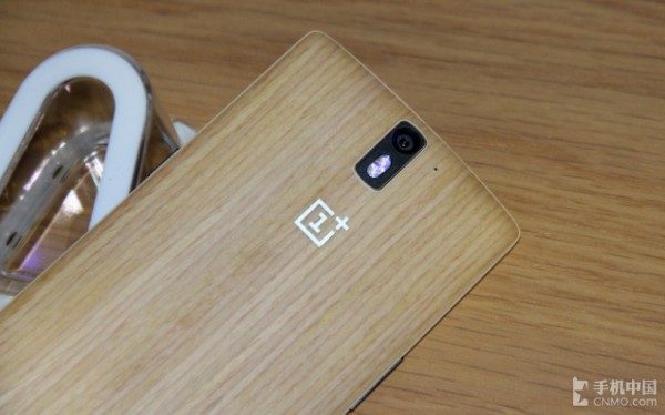 Trên tay OnePlus One bản nắp lưng StyleSwap gỗ và tre