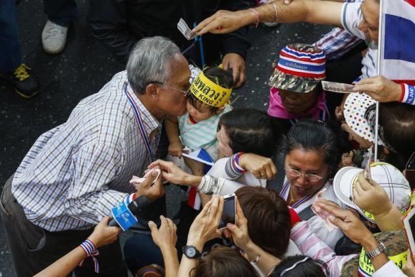 Lãnh đạo nhóm biểu tình chống chính phủ, ông Suthep Thaugsuban hôn một em bé trong khi tuần hành trên đường phố ở Bangkok, Thái Lan.