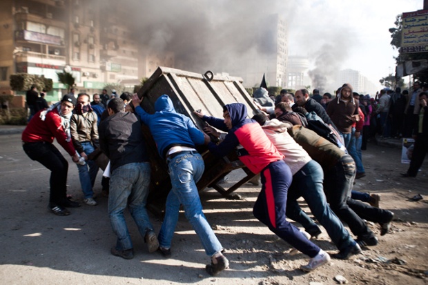 Những người ủng hộ Tổng thống Ai Cập bị phế truất Mohamed Morsi chặn đường phố trong cuộc đụng độ với cảnh sát chống bạo động ở Cairo.